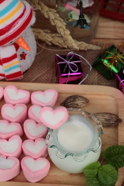 Corazón de malvavisco rosa dulce con yogur delicioso . —  Fotos de Stock