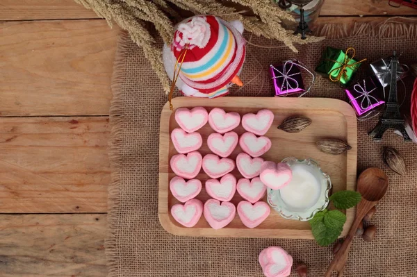 Coração rosa marshmallow doce com iogurte delicioso . — Fotografia de Stock