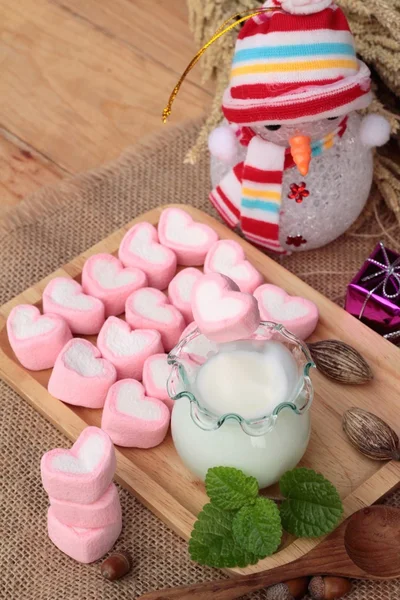 Corazón de malvavisco rosa dulce con yogur delicioso . —  Fotos de Stock