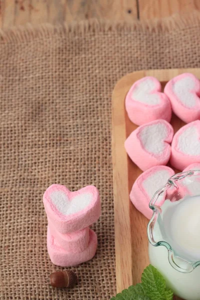 Corazón de malvavisco rosa dulce con yogur delicioso . —  Fotos de Stock