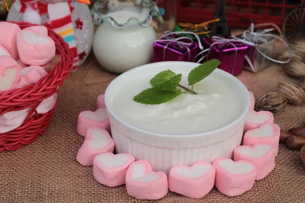Cuore rosa marshmallow dolce con yogurt delizioso . — Foto Stock
