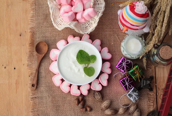 Corazón de malvavisco rosa dulce con yogur delicioso . —  Fotos de Stock