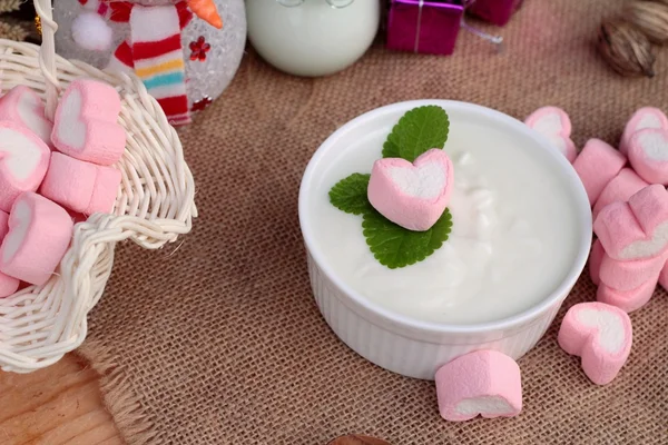 Cuore rosa marshmallow dolce con yogurt delizioso . — Foto Stock