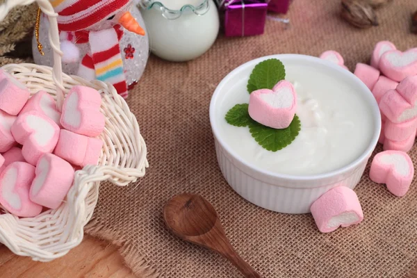 Szív rózsaszín marshmallow édes és finom joghurt. — Stock Fotó