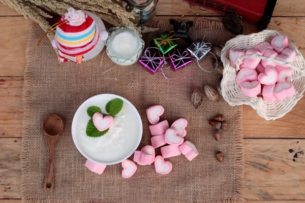 Corazón de malvavisco rosa dulce con yogur delicioso . —  Fotos de Stock