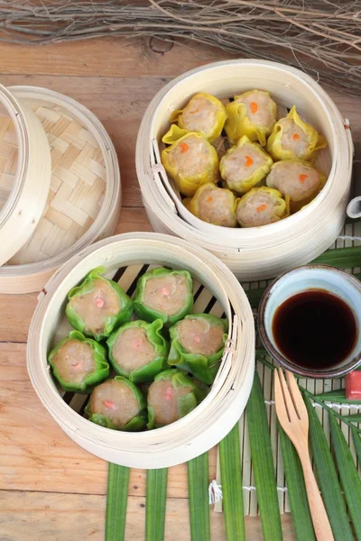 Dumpling al vapor chino y té caliente delicioso — Foto de Stock