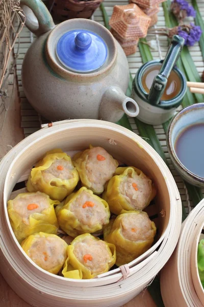 Dumpling al vapor chino y té caliente delicioso — Foto de Stock