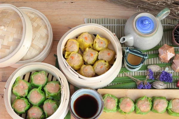 Dumpling al vapor chino y té caliente delicioso — Foto de Stock