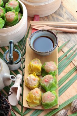 Çin böreği sıcak çay lezzetli haşlanmış.