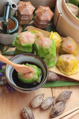 Çin böreği sıcak çay lezzetli haşlanmış.