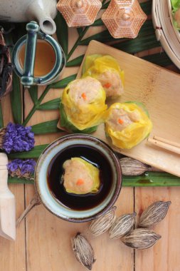 Çin böreği sıcak çay lezzetli haşlanmış.