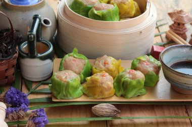 Çin böreği sıcak çay lezzetli haşlanmış.