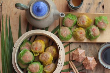 Çin böreği sıcak çay lezzetli haşlanmış.