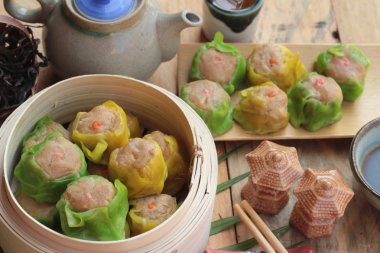 Çin böreği sıcak çay lezzetli haşlanmış.