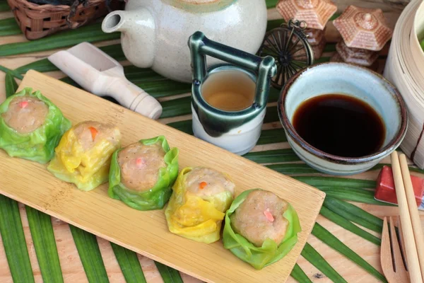 Chinesische gedämpfte Knödel und heißer Tee köstlich. — Stockfoto