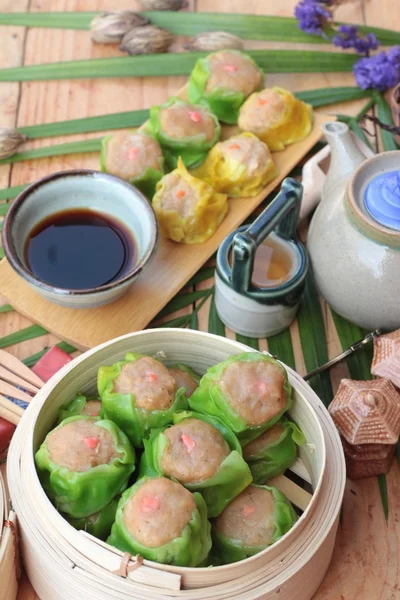 Chinesische gedämpfte Knödel und heißer Tee köstlich. — Stockfoto