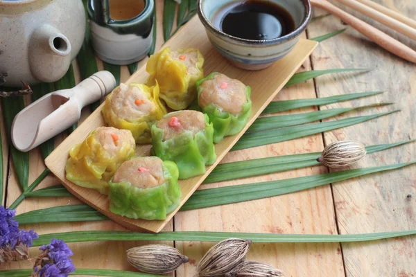 Dumpling al vapor chino y té caliente delicioso . — Foto de Stock