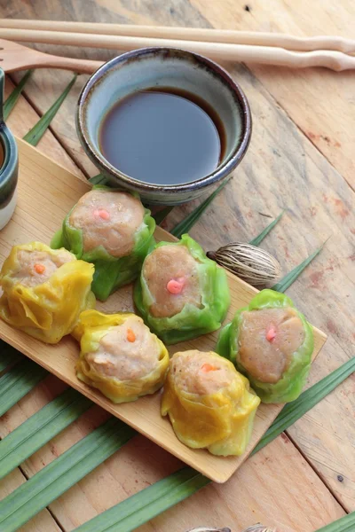 Bolinho chinês cozido no vapor e chá quente delicioso . — Fotografia de Stock