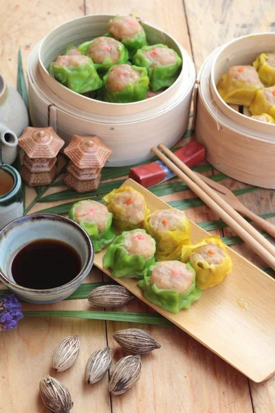 Chinesische gedämpfte Knödel und heißer Tee köstlich. — Stockfoto