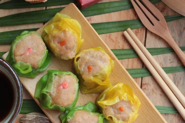 Dumpling al vapor chino y té caliente delicioso . — Foto de Stock