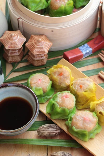 Dumpling al vapor chino y té caliente delicioso . — Foto de Stock