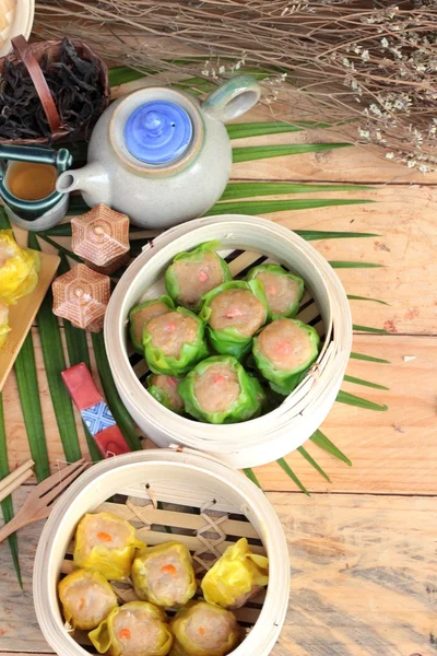 Dumpling al vapor chino y té caliente delicioso . — Foto de Stock