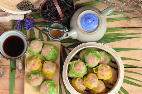 Chinesische gedämpfte Knödel und heißer Tee köstlich. — Stockfoto