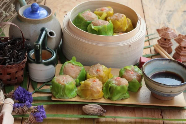 Chinesische gedämpfte Knödel und heißer Tee köstlich. — Stockfoto