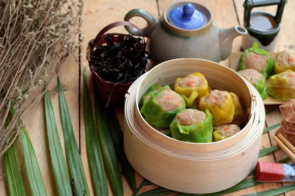 Chinesische gedämpfte Knödel und heißer Tee köstlich. — Stockfoto