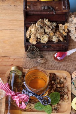 Çin Kasımpatı çiçeği çayı içecek lezzetli için.