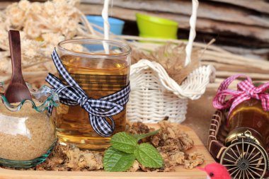 Çin Kasımpatı çiçeği çayı içecek lezzetli için.