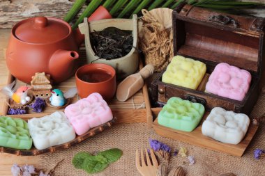 Mochi Japon tatlı ve sıcak çay lezzetli.