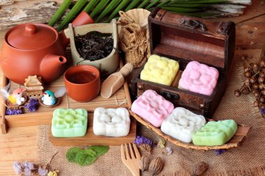 Mochi Japon tatlı ve sıcak çay lezzetli.