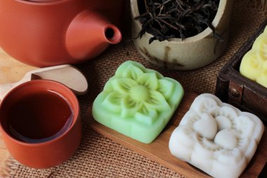 Mochi Japon tatlı ve sıcak çay lezzetli.