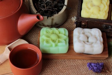 Mochi Japon tatlı ve sıcak çay lezzetli.