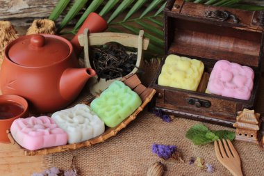 Mochi Japon tatlı ve sıcak çay lezzetli.