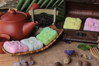 Mochi Japon tatlı ve sıcak çay lezzetli.