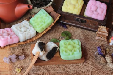 Mochi Japon tatlı ve sıcak çay lezzetli.