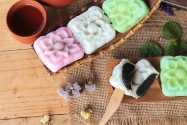 Mochi Japon tatlı ve sıcak çay lezzetli.