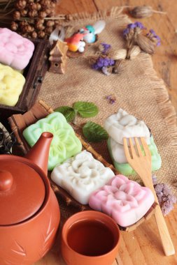 Mochi Japon tatlı ve sıcak çay lezzetli.