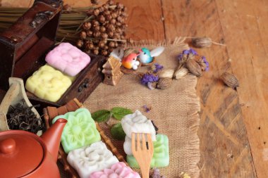 Mochi Japon tatlı ve sıcak çay lezzetli.