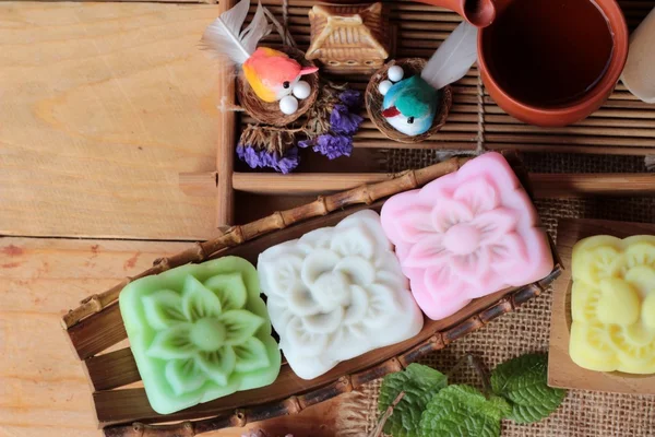 Mochi Japon tatlı ve sıcak çay lezzetli.