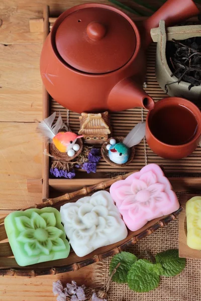 Mochi dessert giapponese e tè caldo delizioso . — Foto Stock