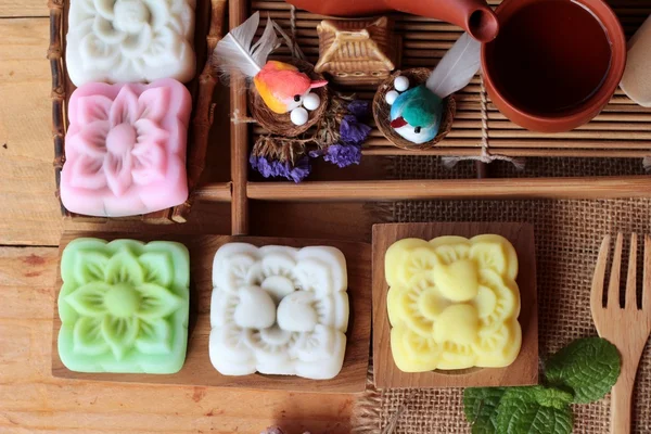 Japonské moučník mochi a horký čaj lahodné. — Stock fotografie