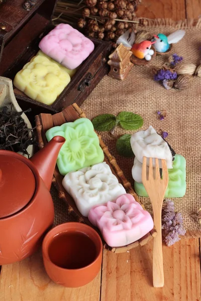 Mochi japán desszert és ízletes forró tea. — Stock Fotó