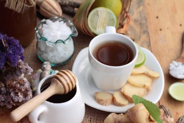 Limonlu çay zencefil ve lezzetli tatlım.