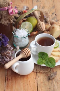 Limonlu çay zencefil ve lezzetli tatlım.