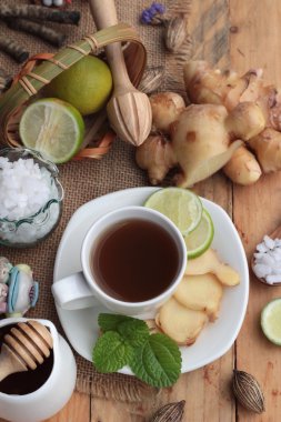 Limonlu çay zencefil ve lezzetli tatlım.