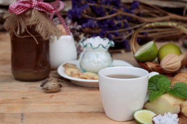 Limonlu çay zencefil ve lezzetli tatlım.