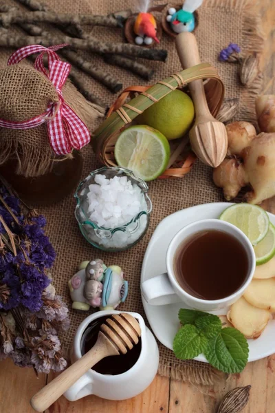 Tè allo zenzero con limone e miele delizioso . — Foto Stock